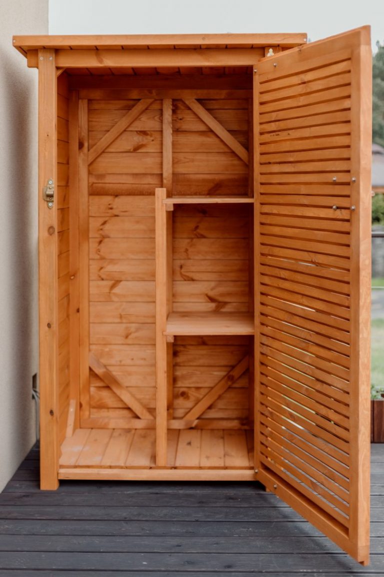 Pojemne szafy z drewna do ogrodu